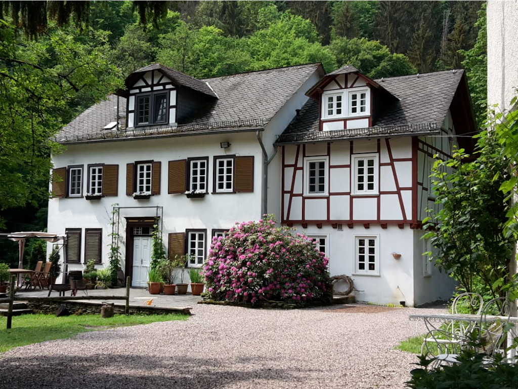 Ansicht vom Haupthaus im idyllischen Dörsbachtal